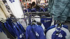 Para pelanggan berbelanja barang-barang yang berkaitan dengan Shohei Ohtani dari Los Angeles Dodgers di sebuah toko perlengkapan olahraga, "SELECTION," di distrik Shinjuku, Tokyo, Rabu, 13 Desember 2023. (AP Photo/Eugene Hoshiko)