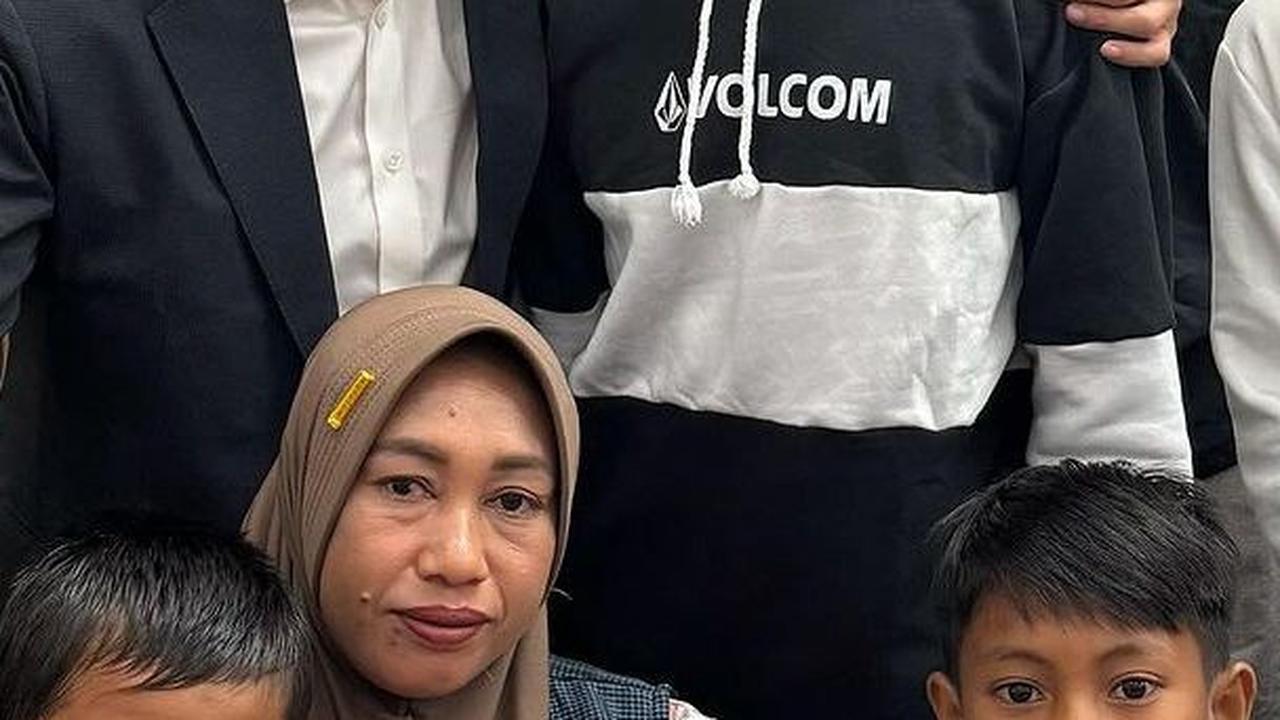 Setelah berjam-jam terombang-ambing di laut, Aco dan keluarganya akhirnya ditolong oleh kapal charter wisata Zea Zaydan.