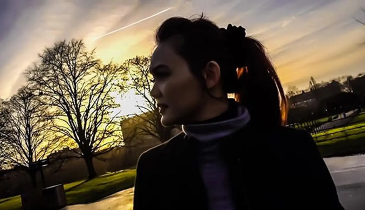 Setelah memutuskan menanggalkan hijab yang dikenakan selama setahun, Rina Nose tak henti-hentinya mendapat komentar negatif. Apalagi selama tampil berhijab, ia dianggap sebagai sosok yang bisa menginspirasi. (Instagram/rinanose16)