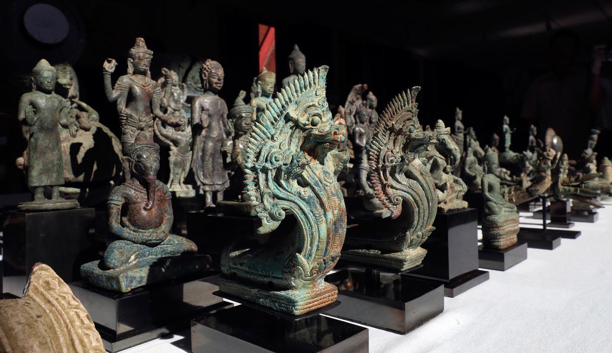 Sejumlah artefak ditampilkan dalam upacara serah terima di Museum Nasional, Phnom Penh, Kamboja, Jumat (5/7/2019). Artefak yang dikembalikan oleh kolektor Jepang tersebut terdiri dari patung Buddha, patung Dewa Siwa Hindu, guci, keramik, dan perhiasan. (AP Photo/Heng Sinith)