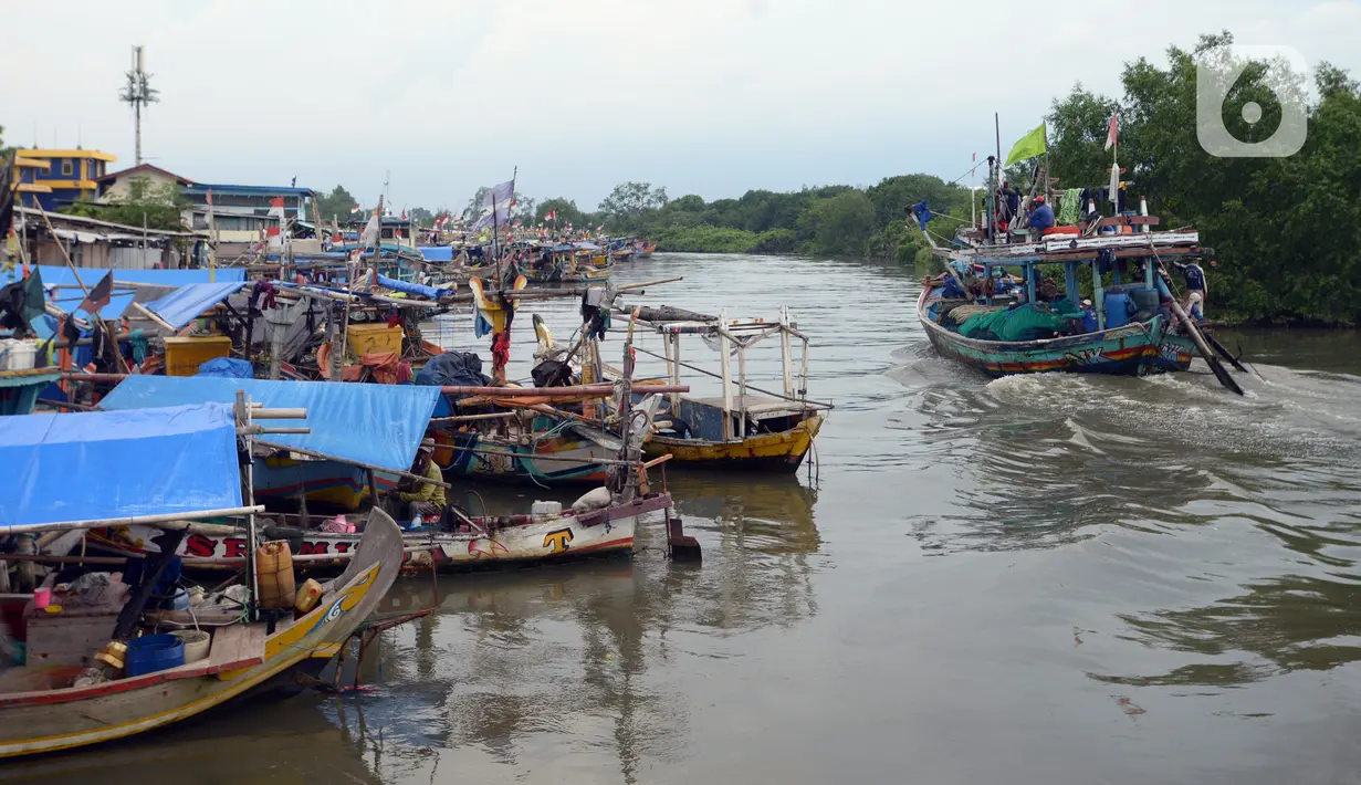 Sejumlah perahu nelayan bersandar di Dermaga Muara Angke, Jakarta, Selasa (19/2021). Memasuki musim pancaroba ditambah kencangnya angin, nelayan mengatakan hasil tangkapan ikan menjadi tidak menentu. (merdeka.com/Imam Buhori)