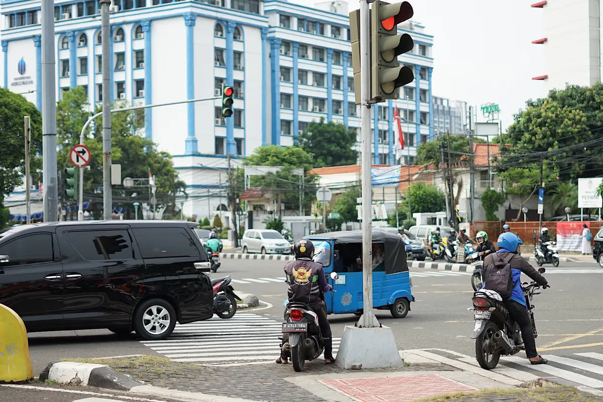 Aksi Nekat Pemotor Nakal Lawan Arus di Persimpangan Gondangdia