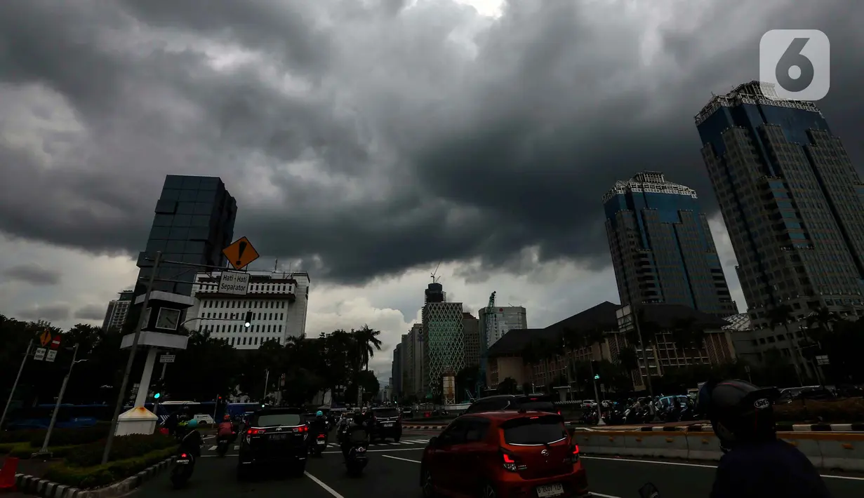 Masyarakat dihimbau untuk mewaspadai dampak dari cuaca ekstrem tersebut, di antaranya banjir dan angin kencang. (Liputan6.com/Angga Yuniar)