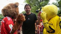 Legenda Borussia Dortmund, Roman Weidenfeller berjalan menuju lapangan saat Bundesliga Common Ground yang berlangsung di RPTRA Bhinneka, Pesanggrahan, Jakarta Selatan, Sabtu (11/02/2023). (Bola.com/Bagaskara Lazuardi)