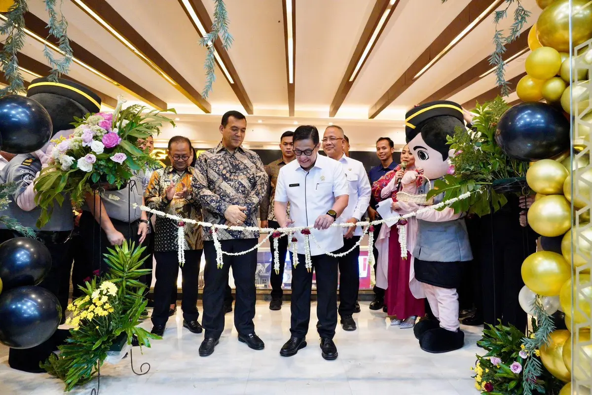Plt. Dirjen Imigrasi, Saffar M Godam meresmikan Immigration Lounge di Grand Metropolitan Mall Bekasi pada Kamis (19/12/2024).