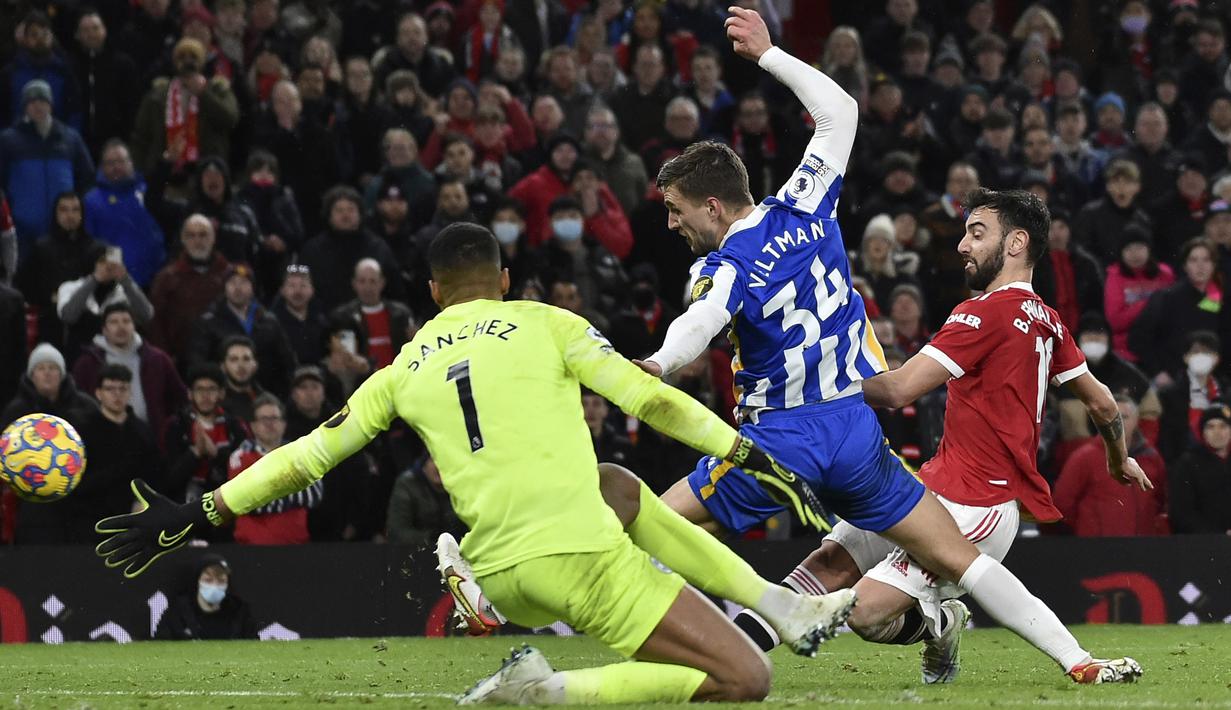 Jelang pertandingan berakhir, Manchester United menambah keunggulannya lewat Bruno Fernandes (kanan). Skor berubah menjadi 2-0 dan mustahil untuk dikejar Brighton di menit yang tersisa. The Red Devils akhirnya menuai kemenangan. (AP/Rui Viera)