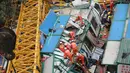 Tim penyelamat mencari korban hilang akibat tertimpa crane di Kota Dongguang, Guangdong, Tiongkok, Rabu (13/4). Crane tersebut runtuh dan menimpa bangunan sementara dua lantai  akibat badai yang menerjang kota Dongguan. (AFP/CHINA OUT)