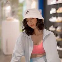 Active-wear sekarang bisa dipadu padan untuk berbagai acara. Seperti terlihat dikenakan model ini. Ia mengenakan one brand outfit dari adidas; sport bra pink, dipadu dengan set jaket dan rok serasi berwarna baby blues. Foto: Document/FIMELA.