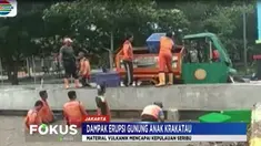 Material vulkanik menyerupai lumpur tersebut mengapung di atas perairan pesisir pantai Pulau Kelapa.