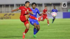 Pemain belakang timnas Indonesia U-20, Muhammad Alfharezzi Buffon (kiri) berebut bola dengan Muzdhan Hassan (Maladewa) pada pertandingan kualifikasi Piala Asia U-20 grup F di Stadion Madya, Kompleks Gelora Bung Karno, Jakarta, Rabu (25/9/2024). (Liputan6.com/Angga Yuniar)