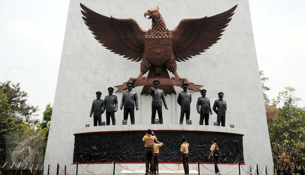 Sejumlah Pramuka mengabadikan patung tujuh pahlawan revolusi di Monumen Pancasila Sakti, Jakarta, Selasa (29/9/2015). Pemerintah akan mengadakan upacara peringatan Hari Kesaktian Pancasila pada 1 Oktober mendatang. (Liputan6.com/Helmi Fithriansyah)