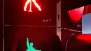 Lampu lalu lintas bergambar siluet Elvis Presley di Friedberg, Jerman pada 7 Desember 2018. Lampu merah modifikasi ini sudah mendapat persetujuan departemen kepolisian dan menghabiskan anggaran sekitar EUR 900 (Rp 14,8 juta). (AP/Michael Probst)