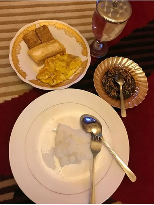 "Senyumlah meski hari itu tdk beruntung. Selalu bersyukur dlm keadaan apapun. Ojok lali sungkem si mbok nek sik urip,mbokmu yaa rek doane mujarab😘😘😘👍," lanjutnya. (Instagram/inul.d)