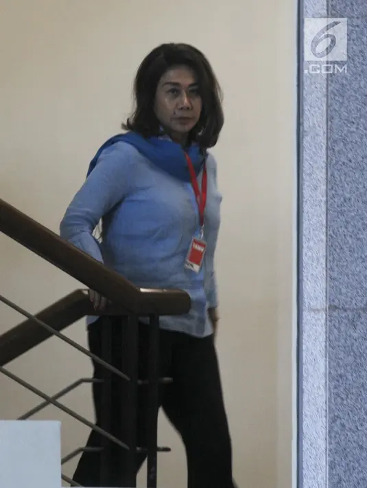 Mantan pilot wanita pertama Indonesia, Tience Sumartini menaiki tangga menuju ruang penyidik KPK, Jumat (16/3). Tience diperiksa terkait kasus suap pengadaan pesawat Airbus SAS dan mesin pesawat Rolls-Royce di PT Garuda Indonesia (Merdeka.com/Dwi Narwoko)