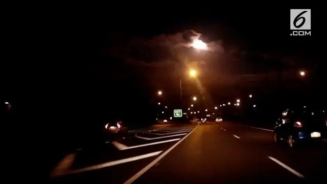 Warga Perth, Australia dikejutkan dengan munculnya bola api bercahaya di langit malam hari. Diduga penampakan tersebut merupakan meteor.