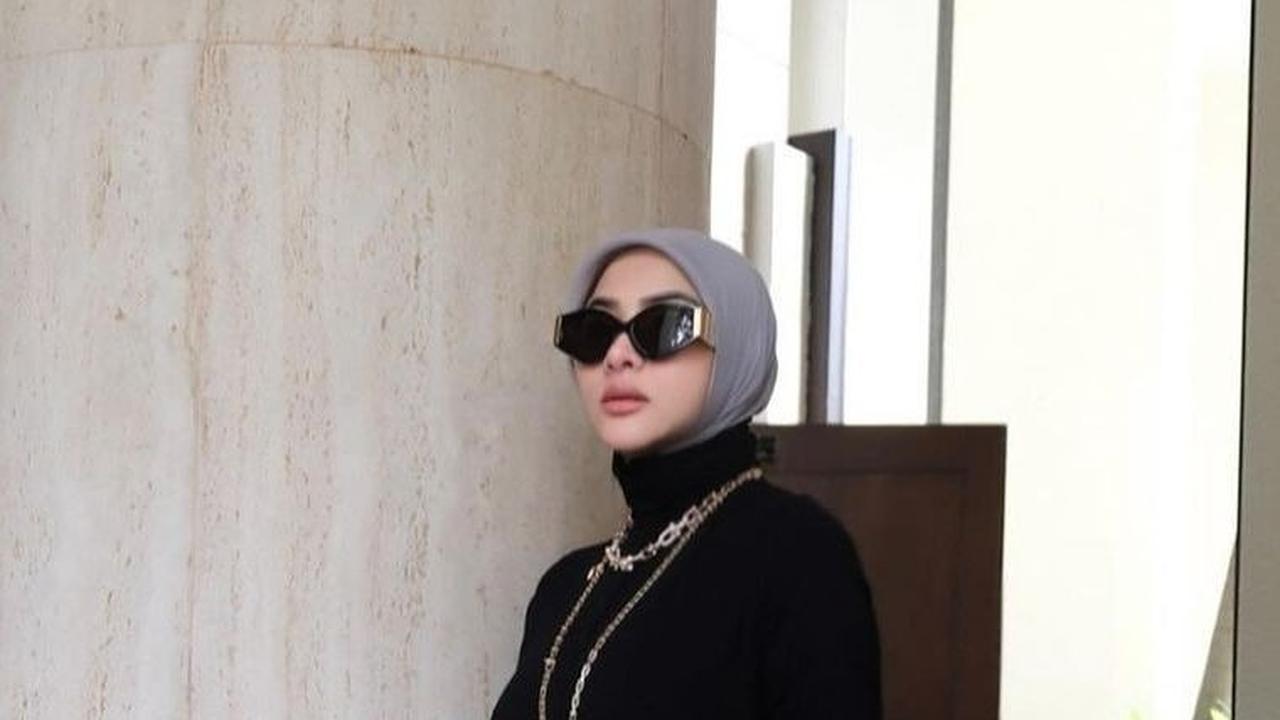 9 Paduan Warna Hijab Berwarna yang Membuat Penampilan Baju Hitammu Berkilau