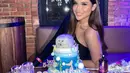 Yang tak kalah menarik adalah kue ulang tahun Millen yang didesain unik. Di sana tertulis gelar yang disandang Millen yakni sebagai Miss Queen Indonesia.(instagram.com/millencyrus)