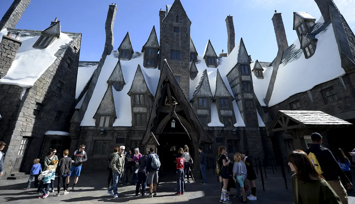 Sejumlah pengunjung berkeliling di desa Hogsmeade saat soft opening dan tur media taman bermain bertemakan "The Wizarding World of Harry Potter" di Universal Studios Hollywood, Los Angeles, California, 22 Maret 2016. (REUTERS/Kevork Djansezian)