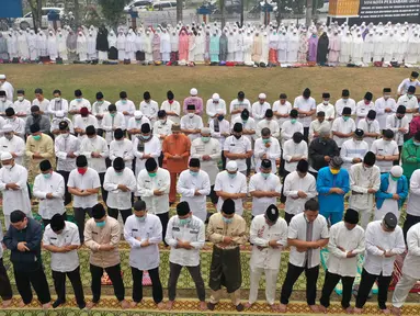 Foto dari udara memperlihatkan umat muslim melaksanakan salat minta hujan (Istisqa) saat kabut asap menyelimuti kota Pekanbaru, di Riau, Jumat (13/9/2019). (ADEK BERRY / AFP)