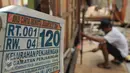  Warga saat merapikan material bangunan yang rusak di kawasan Pasar Ikan Luar Batang, Penjaringan, Jakarta Utara, Minggu (10/4). Warga membongkar tempat tinggalnya jelang penggusuran yang akan dilaksanakan pada 11 April 2016. (Liputan6.com/Gempur M Surya)