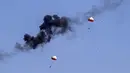 Dua pesawat Wong Bee KT-1B milik TNI AU bertabrakan hingga membuat ledakan dan terbakar lalu terjatuh ke tanah jelang pameran Dirgantara Langkawi, Malaysia, Minggu (14/3/2015). (Dailymail)