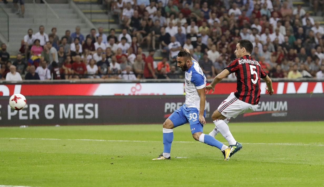 Proses terjadinya gol yang dicetak oleh gelandang AC Milan, Giacomo Bonaventura, pada laga kualifikasi Liga Europa di Stadion San Siro, Milan, Jumat (4/8/2017). AC Milan menang 2-0 atas CSU Craiova. (AP/Antonio Calanni)