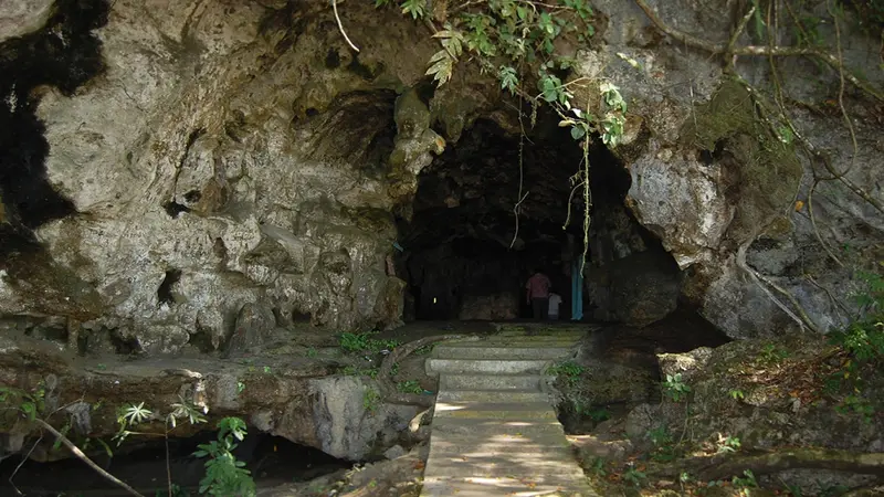 Gua Masigitsela yang berarti masjid yang terbuat dari batu atau masjid di dalam gua, di Nusakambangan. Cilacap, Jawa Tengah. (Foto: wisata.cilacapkab.go.id)