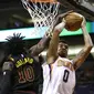 Pebasket Cleveland Cavaliers, John Holland, berebut bola dengan pebasket Phoenix Suns, Marquese Chriss, pada laga NBA di Talking Stick Resort Arena, Rabu (14/3/2018). Cleveland Cavaliers menang 129-107 atas Phoenix Suns. (AP/Rick Scuteri)