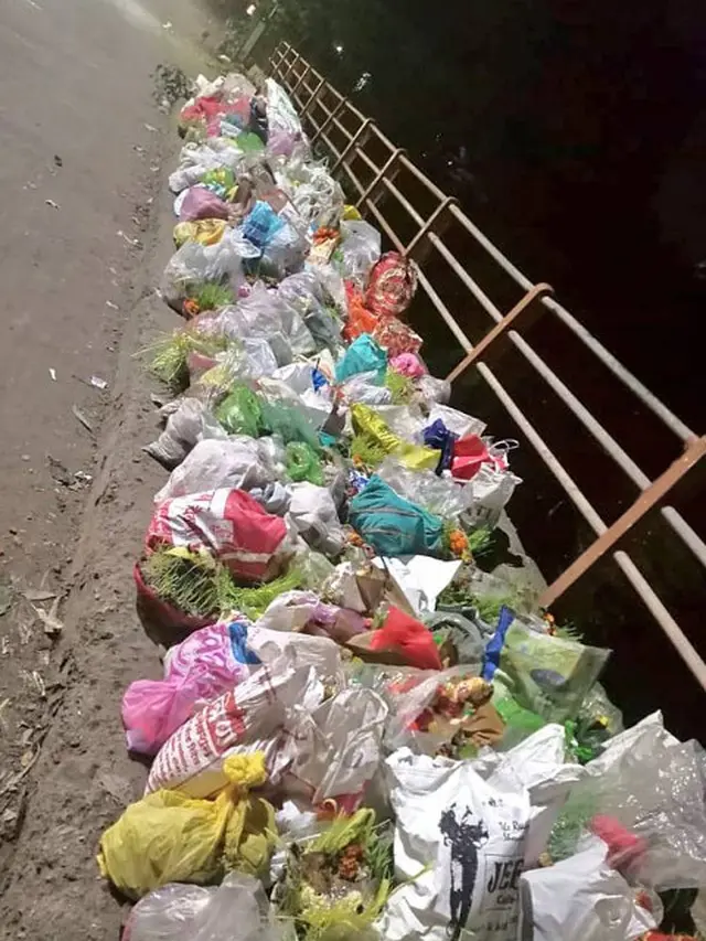 Buang Sampah Sembarangan, Pria Ini Rela Berdiri Seharian Demi Jaga Sungai