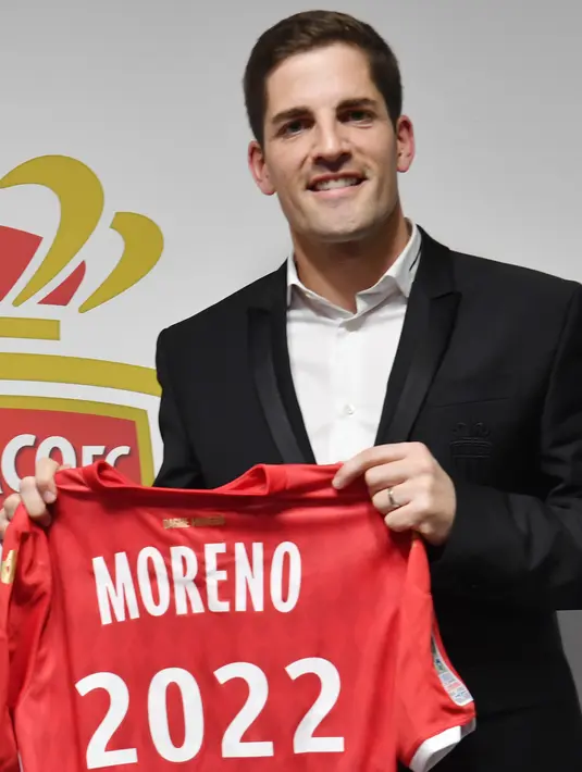 Pelatih baru AS Monaco, Robert Moreno berpose menunjukkan jersey setelah konferensi pers di Stadion Louis II, Senin (30/12/2019). Mantan pelatih Timnas Spanyol, Robert Moreno  diikat AS Monaco dengan durasi kontrak 2,5 musim atau hingga Juni 2022. (YANN COATSALIOU / AFP)