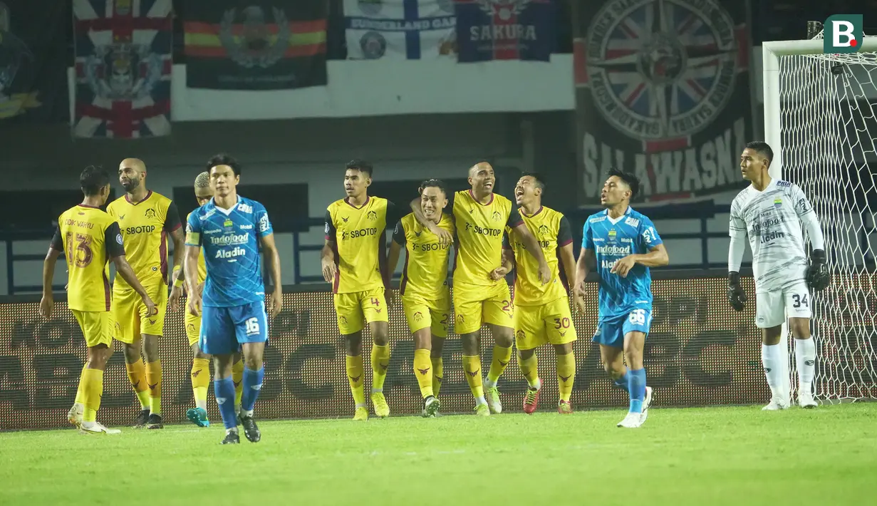 Selebrasi para pemain Persikabo 1973 setelah menjebol gawang Persib Bandung pada laga pekan terakhir BRI Liga 1 2022/2023 di Stadion Gelora Bandung Lautan Api (GBLA), Bandung, Sabtu (15/4/2023) malam WIB. (Bola.com/Nandang Permana)