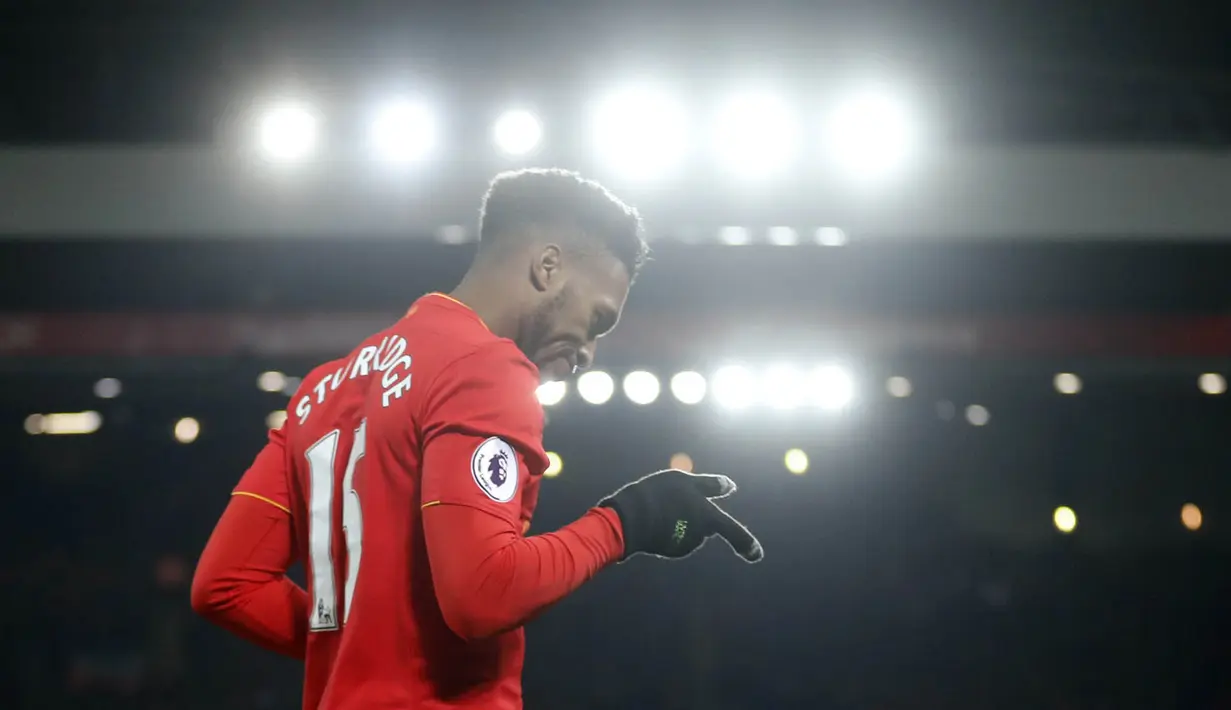 9. Striker Liverpool, Daniel Sturridge, merayakan gol yang dicetaknya ke gawang Stoke pada laga Premier League di Stadion Anfield, Inggris, Selasa (27/12/2016). (Reuters/Carl Recine) 