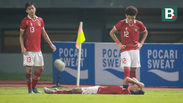 Foto: Detik-detik Marselino Ferdinan Ditandu Keluar Lapangan usai Mengalami Cedera, Sisakan PR Besar bagi Timnas Indonesia U-19