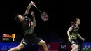 Pebulu tangkis ganda campuran Jepang, Kyohei Yamashita/Naru Shinoya berlaga melawan pasangan Indonesia, Rehan Naufal Kusharjanto/Lisa Ayu Kusumawati pada laga perempat final All England 2023 di Utilita Arena, Birmingham, Inggris, 17 Maret 2023. Kyohei/Naru kalah dengan skor 19-21, 21-15, 19-21. Meskipun begitu, mereka berhasil naik dua tingkat menjadi peringkat 16 dunia. (AP Photo/PA/Zac Goodwin)