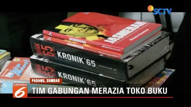 Tim gabungan merazia sebuah toko buku di Kota Padang, Sumbar. Dalam razia, tim mengambil sejumlah buku yang diduga berisi ajaran komunisme.