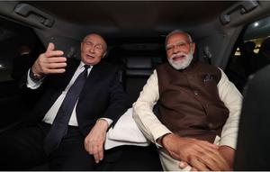 Presiden Rusia Vladimir Putin dan Perdana Menteri India Narendra Modi saat berada di dalam mobil Toyota Fortuner di New Delhi, Jumat (5/12/2025). (Dok. Instagram/@narendramodi)