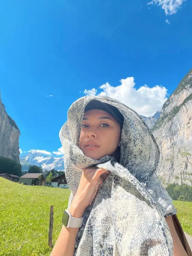 9 Potret Keluarga Nana Mirdad-Andrew White Liburan di Swiss, Kompak Bergaya Sporty Casual