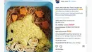 Bukan hanya untuk Ruben, namun Sarwendah juga membawakan putrinya bekal yang lucu. Nasi tersebut ikan lumba-lumba dan terdapat beberapa hiasan lainnya yang juga berbentuk ikan. (Instagram/ruben_onsu)