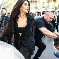 Ada-ada saja ulah prankster yang sering membuat onar kalangan selebriti hollywood, Vitalii Sediuk. Sebelumnya, pria asal Ukraina itu mengangkat Gigi Hadid dari belakang. Kali ini, ia kembali bikin ulah mencium bokong Kim Kardashian. (Splash News)