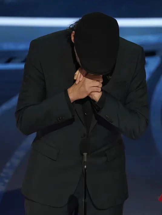 Reaksi aktor AS Troy Kotsur saat menerima penghargaan di atas panggung Academy Award ke-94 di Dolby Theatre, Hollywood, Minggu (27/3/2022). Troy Kotsur memenangkan piala Oscar dalam kategori pendukung terbaik untuk perannya sebagai seorang nelayan dan ayah dalam film CODA. (AP Photo/Chris Pizzello)