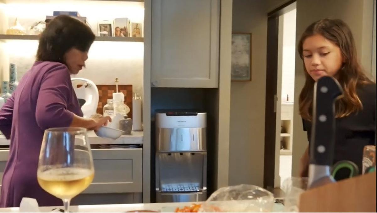 Sering Bikin Konten Memasak, 9 Potret Terbaru Dapur Nana Mirdad yang Unik - Ada Rak Berisi Buku dan Foto Keluarga