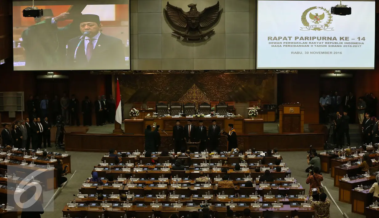 Ketua DPR yang baru Setya Novanto di sumpah saat menjalani proses pelantikan, menjadi Ketua DPR, saat Sidang Paripurna ke 14 masa sidang II Tahun 2016-2017 di Gedung DPR, Kompleks Parlemen, senayan, Jakarta, Rabu (30/11). (Liputan6.com/Johan Tallo)