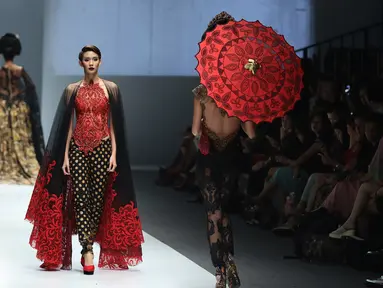 Seorang model berjalan diatas catwalk membawakan busana rancangan Anne Avantie di Jakarta Fashion Week (JFW) 2016 di Senayan City, Jakarta, Selasa (27/10/2015). Koleksi kali ini Anne Avantie bertema “Gambang Semarang”. (Liputan6.com/Herman Zakharia)