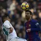 Lionel Messi (kanan) belum bisa berbuat banyak di El Clasico antara Real Madrid vs Barcelona ( JAVIER SORIANO / AFP)