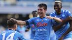 Gelandang Napoli, Hirving Lozano, merayakan gol yang dicetaknya ke gawang Atalanta pada laga lanjutan Liga Italia di Stadion San Paulo, Napoli, Sabtu (17/10/2020) malam WIB. Napoli menang 4-1 atas Atalanta.  (Alessandro Garofalo/LaPresse via AP)