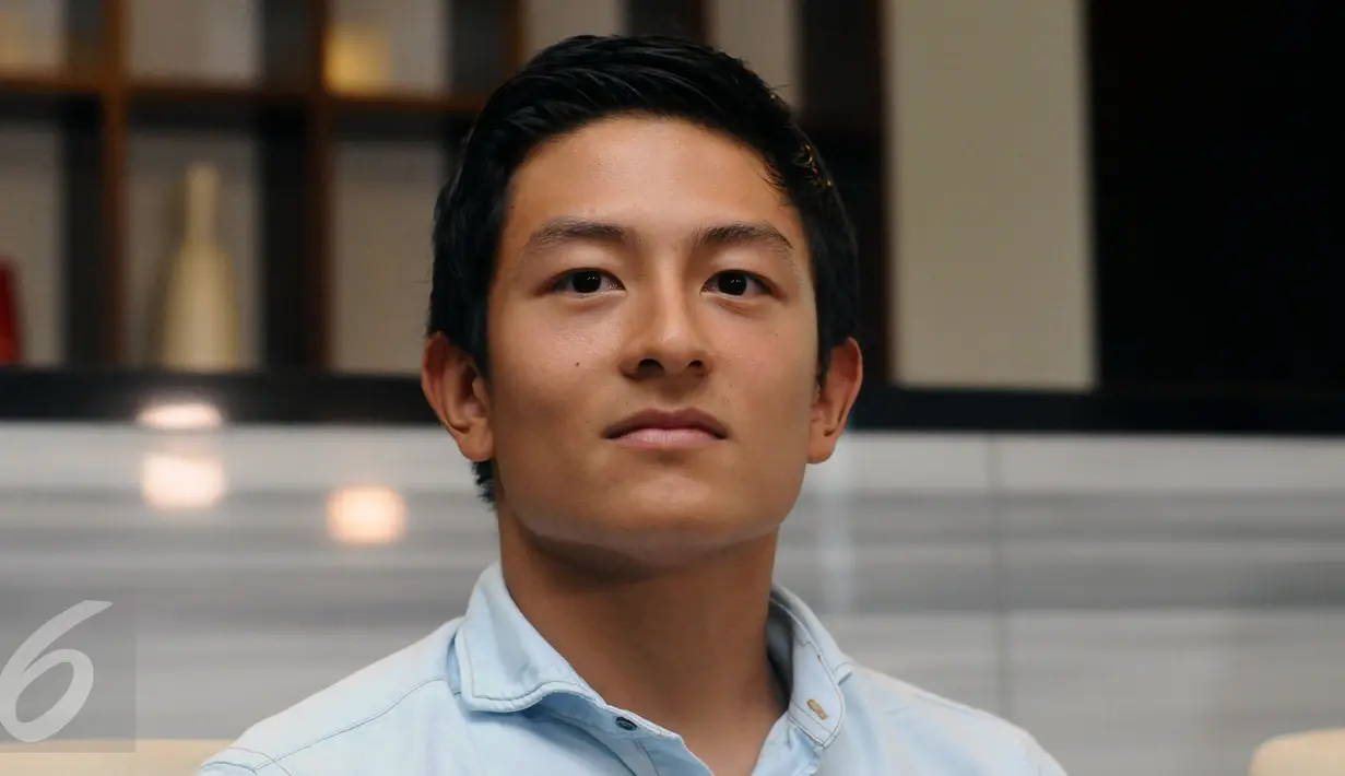 Rio Haryanto saat melakukan pertemuan dengan Sandiaga Uno di gedung  Recapital, Jakarta, Selasa (16/2/2016). Saat ini kiprah Rio di F1 masih terhadang kendala uang kontrak senilai 12,5 juta euro. (Liputan6.com/Helmi Fithriansyah)