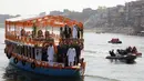 Suasana saat Presiden Prancis Emmanuel Macron (kanan atas) dan Perdana Menteri (PM) India Narendra Modi (tengah atas) naik perahu menyusuri Sungai Gangga di Varanasi, India, Senin (12/3). (AFP PHOTO/POOL/Ludovic MARIN)