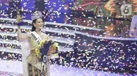 Pemenang Puteri Indonesia 2020 Rr Ayu Maulida Putri (tengah) asal Jawa Timur mengangkat piala dalam acara malam puncak di Jakarta, Jumat (6/3/2020). Ayu Maulida menjadi pemenang setelah menyisihkan tiga pesaingnya. (Fimela.com/Bambang E Ros)