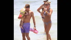 Steven Gerrard memanfaatkan waktu liburnya bersama keluarganya (dailymail.co.uk)
