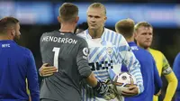 Hanya berjarak 4 hari striker anyar Manchester City Erling Haaland berhasil mencetak hattrick keduanya di Liga Inggris musim 2022/2023. Kali ini Nottingham Forest yang bertandang ke Etihad Stadium menjadi korban keganasannya di muka gawang dalam laga pekan ke-5, Kamis (1/9/2022) dini hari WIB. Dalam laga yang berkesudahan 6-0 untuk kemenangan The Citizens tersebut Erling Haaland mencetak hattrick sempurna alias menggunakan 3 anggota tubuh berbeda untuk mencetak hattrick. (AP/Dave Thompson)